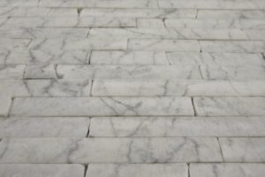 Полоса - Мрамор Bianco Carrara с темно серыми прожилками